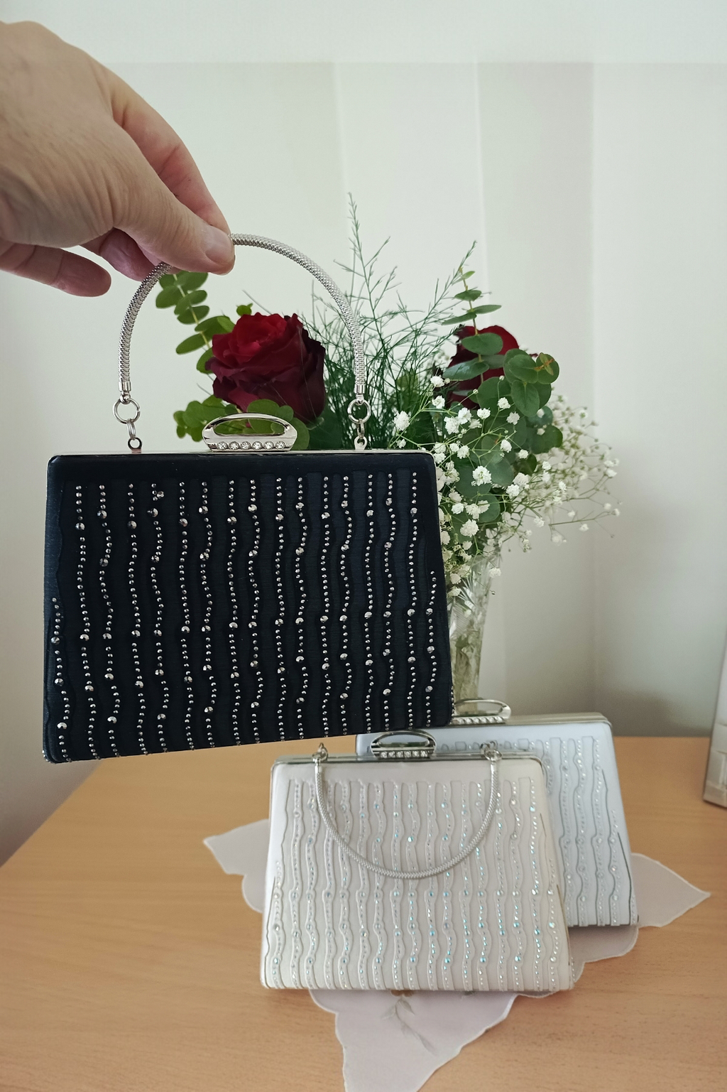 Schwarze Abendtasche mit Laser-Steinverzierung - Spezialdesign