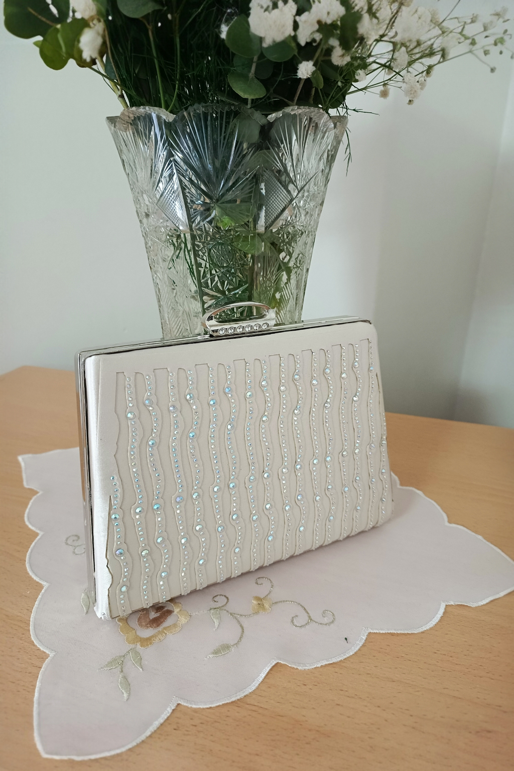 Pochette de soirée nude ornée de pierres laser - Modèle spécial
