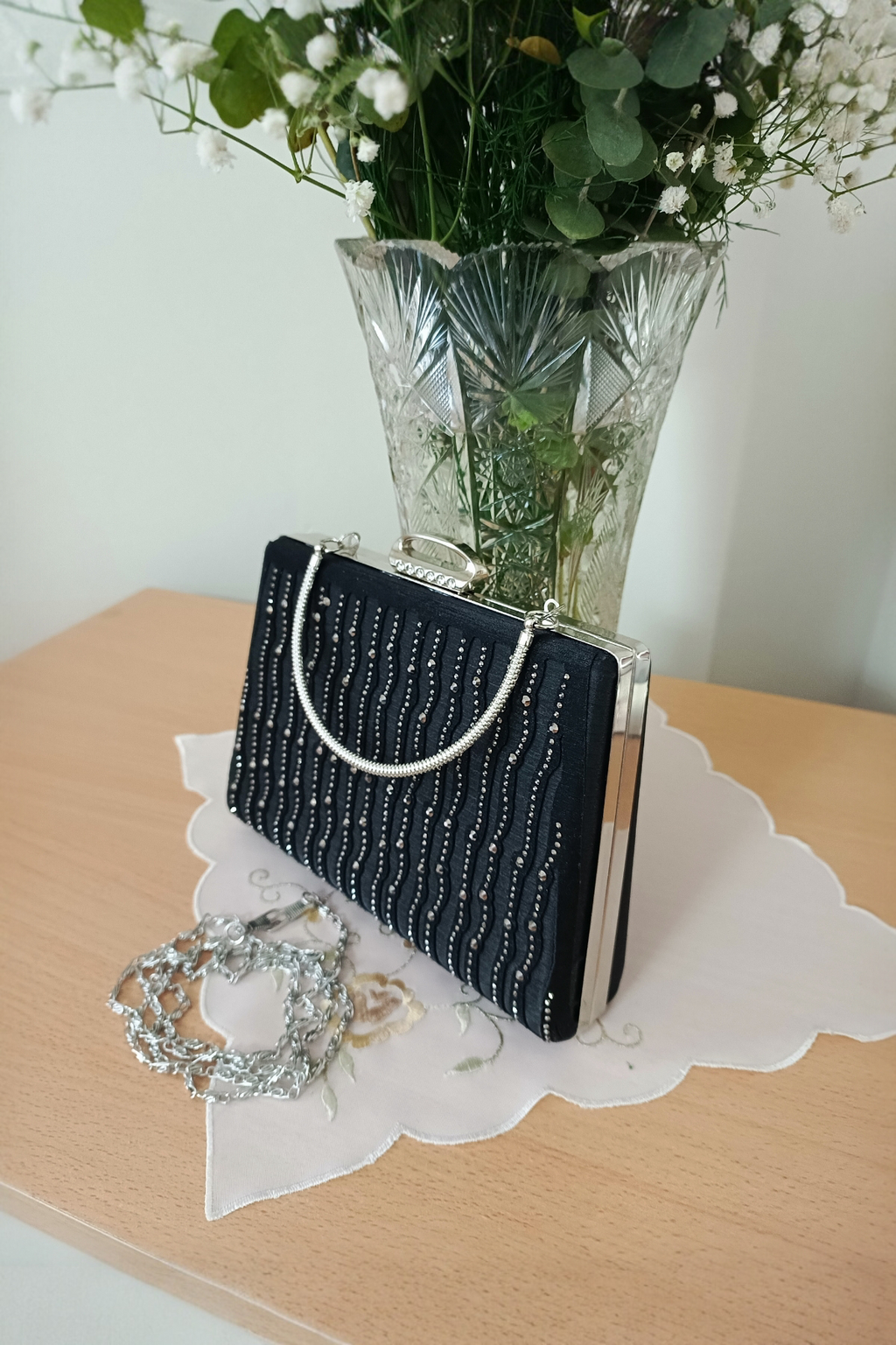 Schwarze Abendtasche mit Laser-Steinverzierung - Spezialdesign