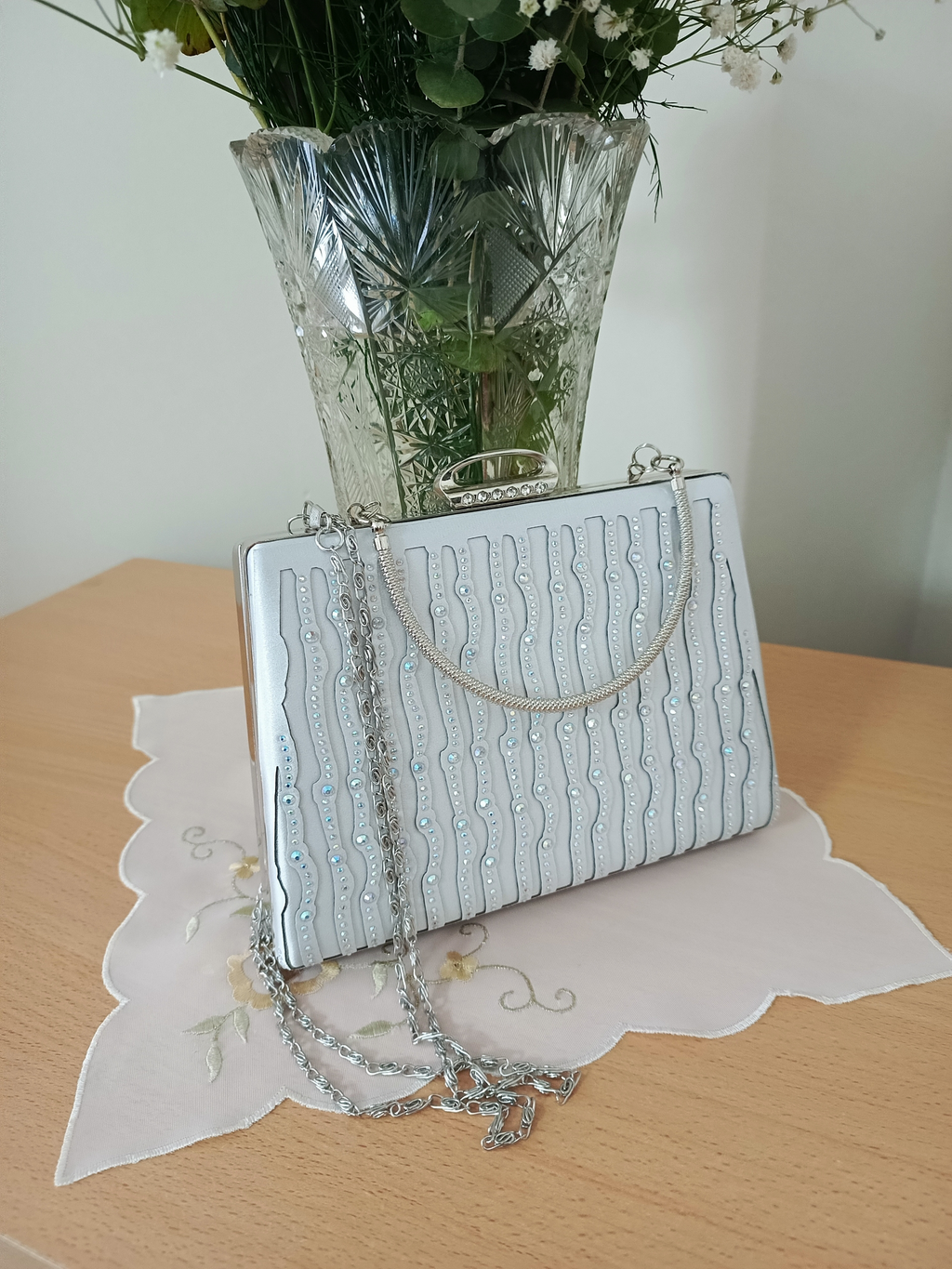 Silberne Abendtasche mit Laser-Steinverzierung - Spezialdesign
