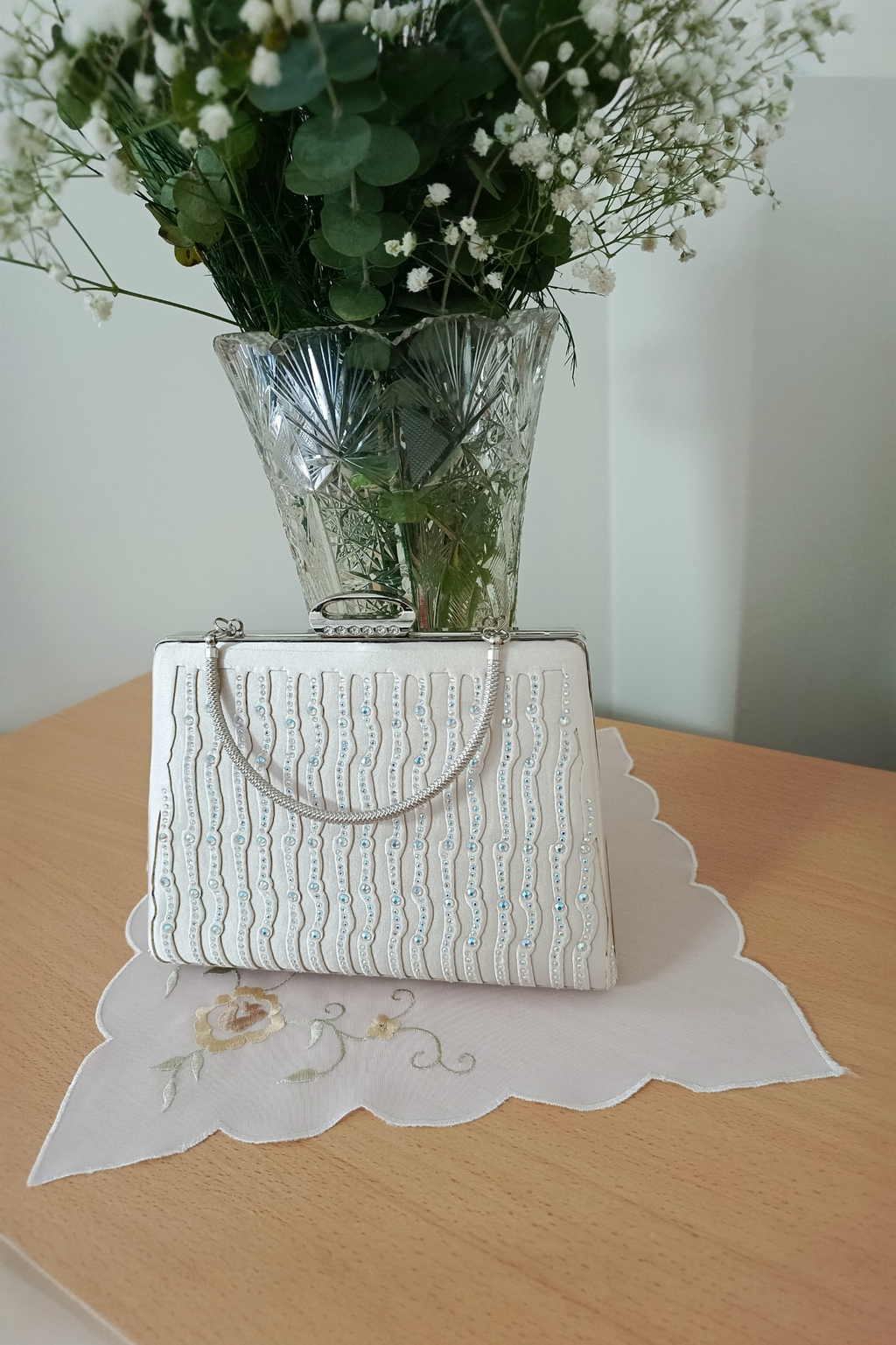 Pochette de soirée nude ornée de pierres laser - Modèle spécial
