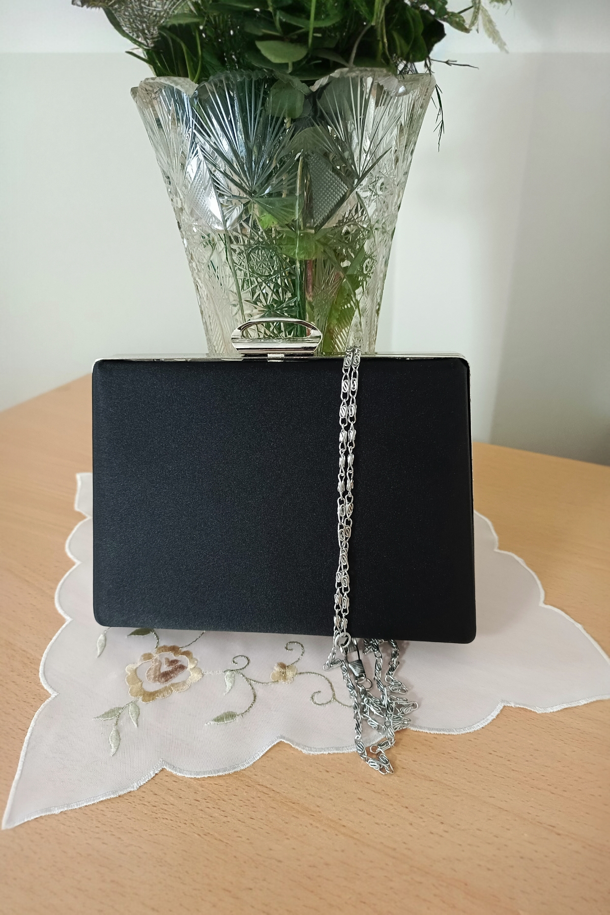 Schwarze Abendtasche mit Laser-Steinverzierung - Spezialdesign