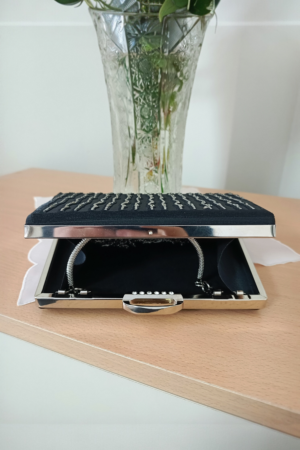 Schwarze Abendtasche mit Laser-Steinverzierung - Spezialdesign