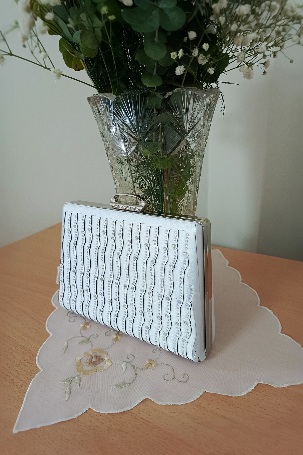 Silberne Abendtasche mit Laser-Steinverzierung - Spezialdesign
