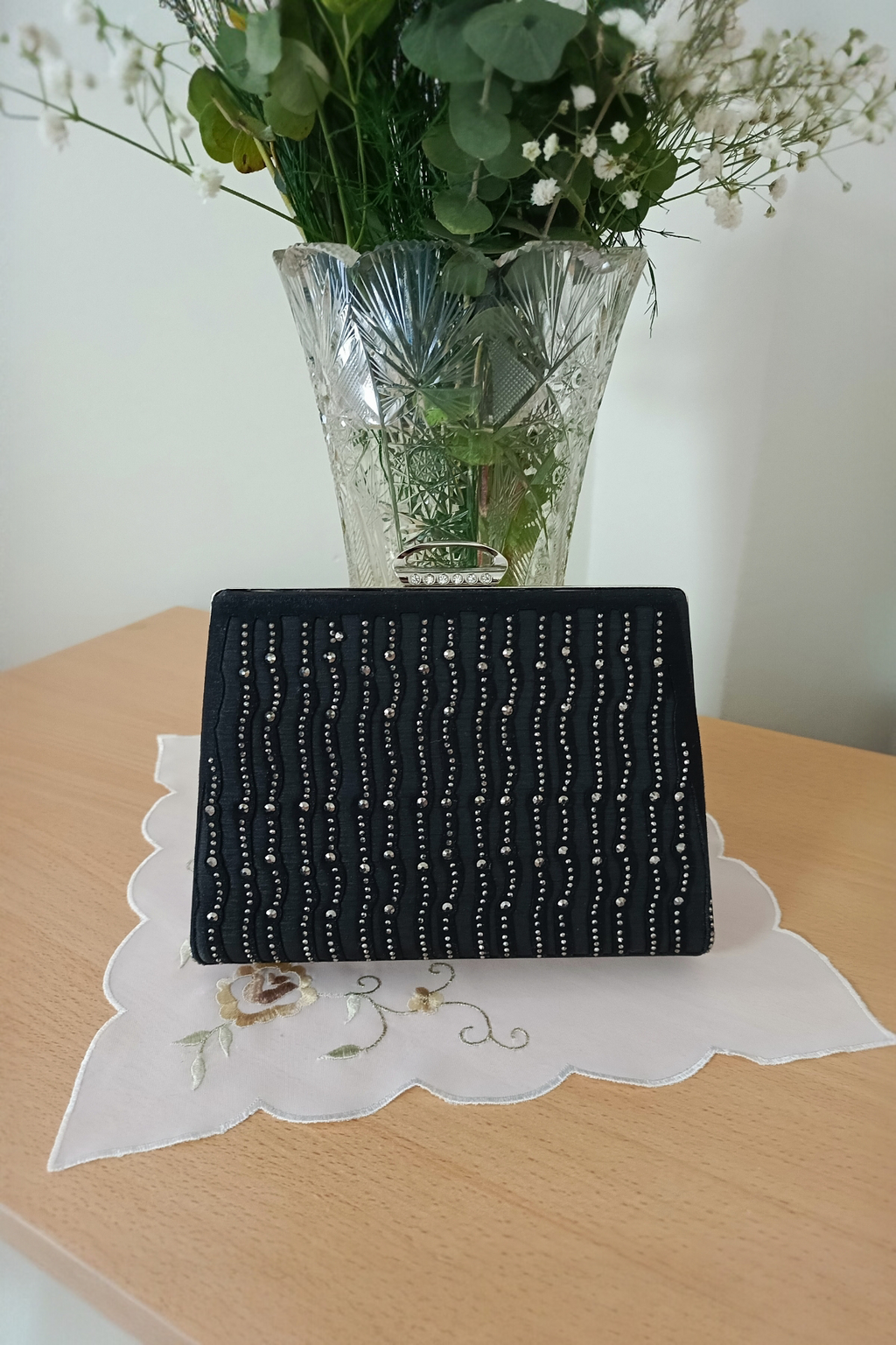 Schwarze Abendtasche mit Laser-Steinverzierung - Spezialdesign