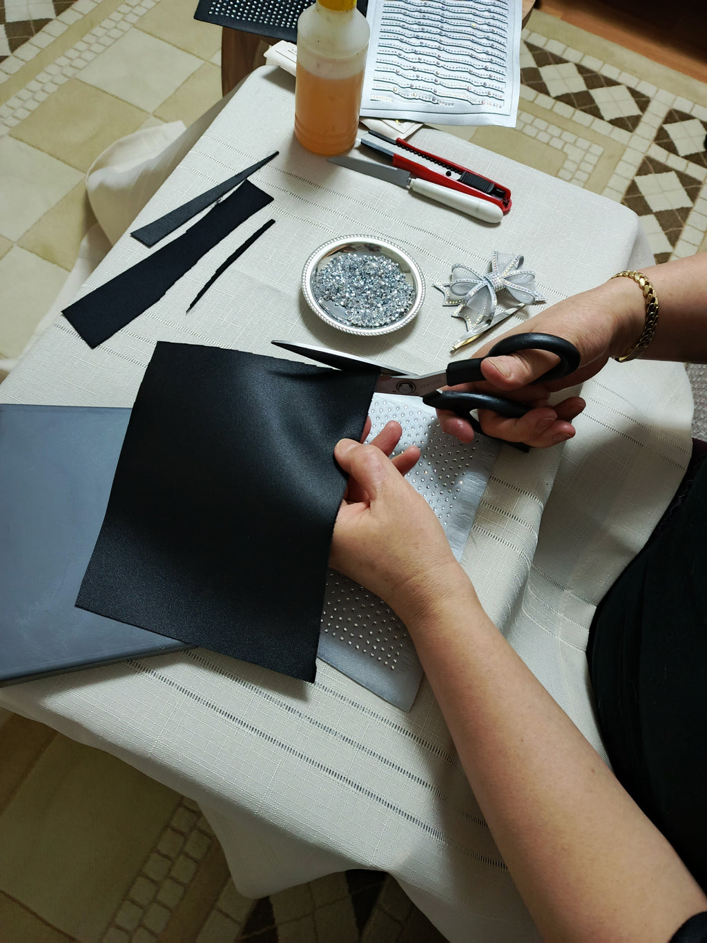 Silberne Abendclutch mit Schleifenverzierung