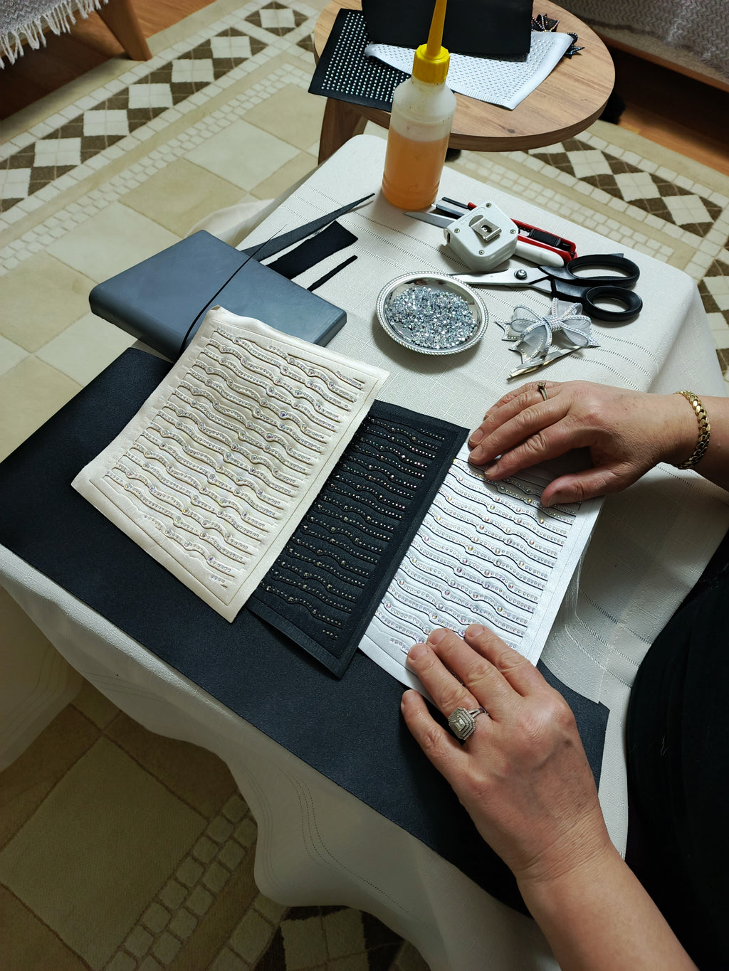 Pochette de soirée nude ornée de pierres laser - Modèle spécial
