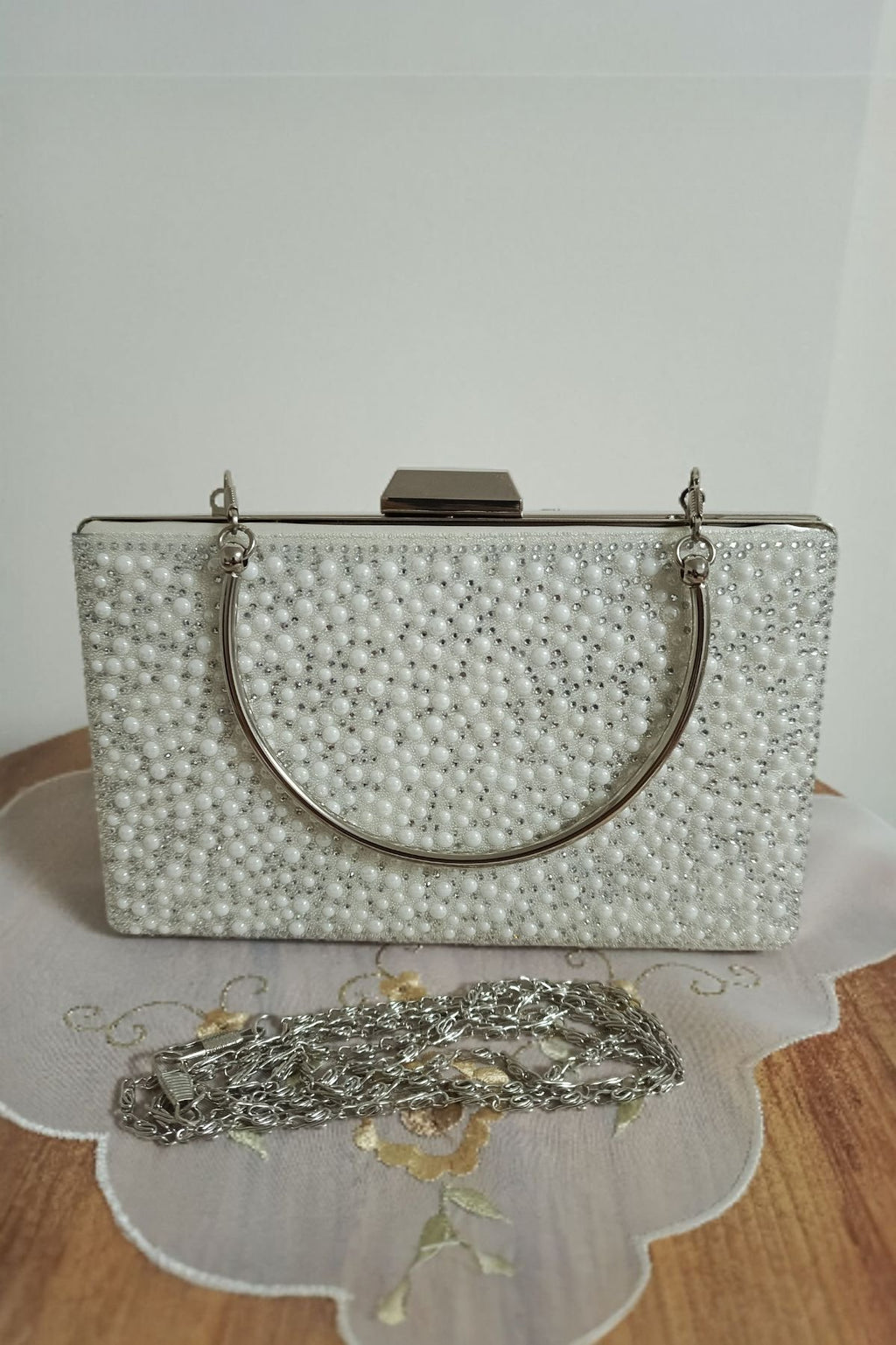 Pochette de soirée ornée de nacre et de cristal