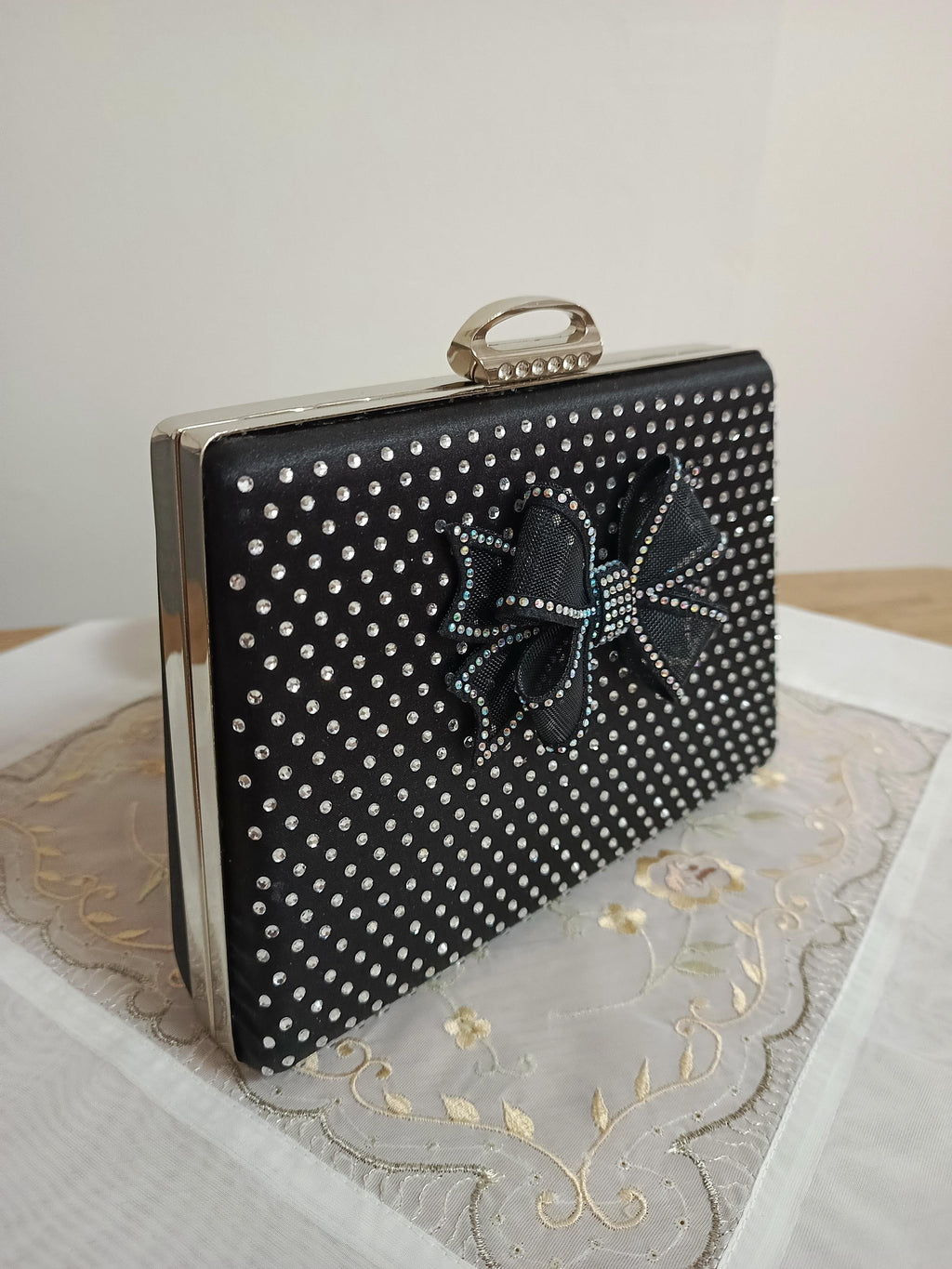 Pochette de soirée noire à nœud et strass avec bandoulière chaîne