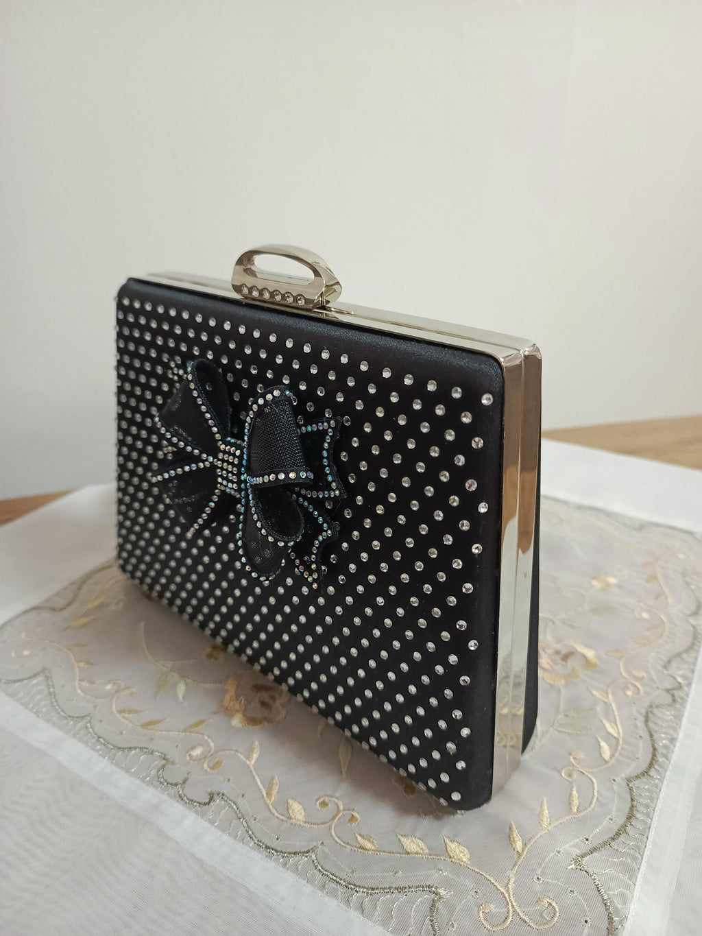 Kadın Siyah Fiyonk Taşlı Abiye Çanta